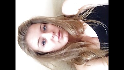 Djevojka Miranda voli se igrati sama sa sobom